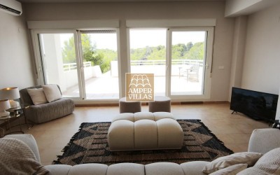 Beautiful, fully refurbished apartment with spacious terraces.
